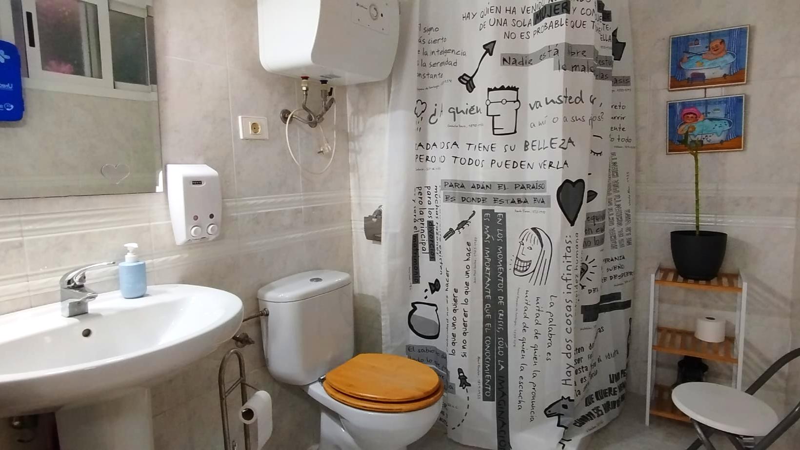 Baño con ducha y termo