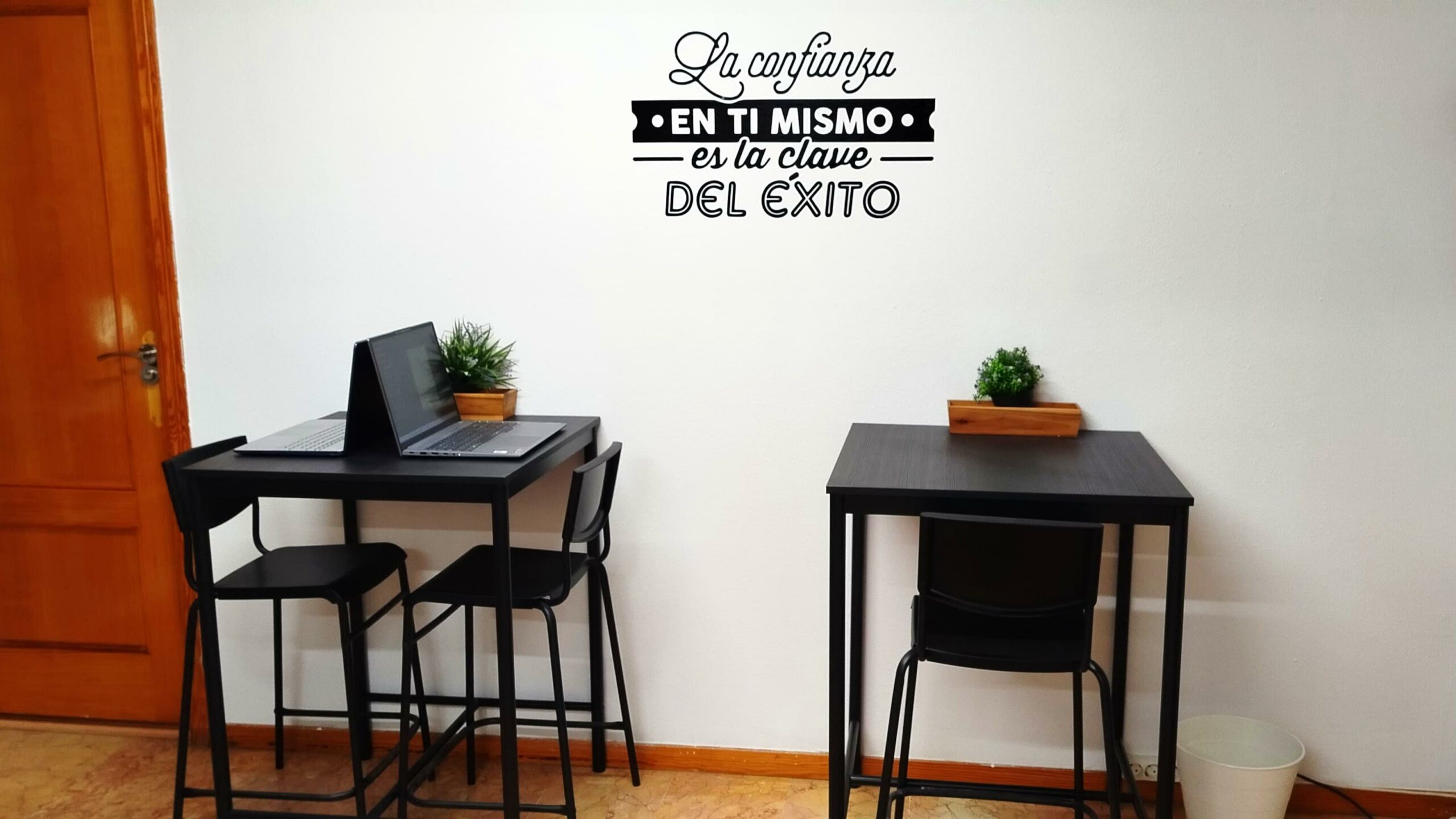 Mesas altas para reuniones informales o trabajo colaborativo